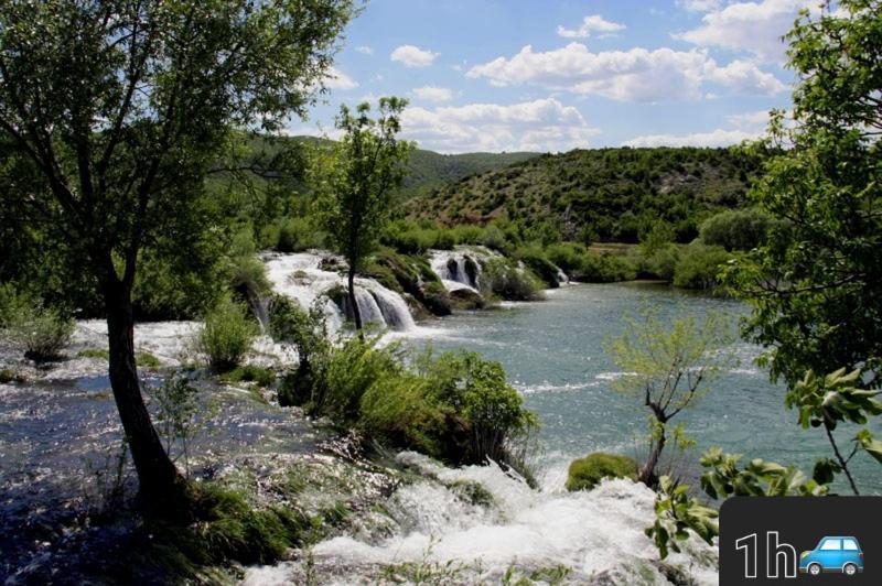 Вилла Ruralna Kuca Za Odmor Lika Lovinac  Экстерьер фото